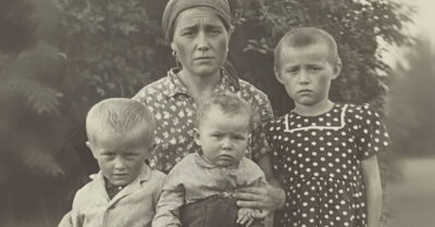 1946 год. Похоронив мужа и борясь с голодом, вынуждена идти на унизительную связь с председателем, чтобы спасти от голодной смерти свекровь и детей, но кто бы только знал