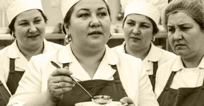 СССР. У него не хватает двух пальцев на руке, и в столовой над ним смеются.  Она кормила его двумя котлетами, а он молча сидел в углу с покалеченной рукой и видел её насквозь. Когда пьяный жених устроил драку прямо в столовой, она вдруг поняла