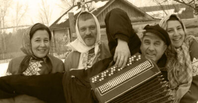 Они заблудились по дороге на праздник к молодым дояркам, а попали в забытую Богом деревню, где их ждали только старухи. То, что должно было стать неловкой ошибкой, обернулось так