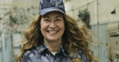 Бывшая надзирательша украла сына у зэчки. Ее звали железная гайка. Из женской зоны стала матерью беспризорнику, а его родная мамаша предпочла бутылку и сожителя-изверга