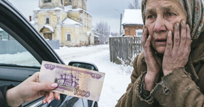 Опустила стекло, чтобы подать нищенке. Протянула купюру — и отдернула руку. Когда-то эта женщина говорила, что я не достойна его сына. Теперь она просит у меня на хлеб