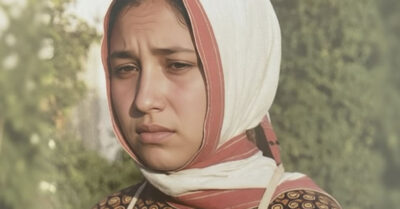 1984. Её продали за калым. Отец выдал замуж насильно, муж грозился отобрать сына, свекры хотели выгнать из дома, а невестка оказалась хитрой жадной: Она всех пережила, всех переиграла и забрала себе чужого ребенка в качестве трофея