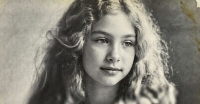 «Она была «чужой кровью» в семье, которую все считали ошибкой. Папа ушел, сказав: «Слишком дорого лечить чужого ребенка». Но одна женщина, работающая в прачечной, выбрала драться до конца. Эта история не о том, как спастись из ада. Она о том, как однажды утром ты понимаешь, что самый страшный ад уже позади, а ты просто стоишь в очереди за продуктами, и жизнь, обычная серая жизнь, вдруг кажется огромным счастьем»