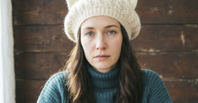 Она приехала в город с банками солений и деревенским салом, чтобы спастись от тоски. А он, уставший от глянцевых кукол, увидел в этой «тетке с вокзала» ту самую настоящую жизнь. Их случайное знакомство в лифте взорвет всё