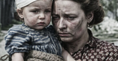 Февраль 1942 года.  Приняла роды у любовницы своего мужа и перерезала пуповину, глядя в ее бесстыжие глаза, молясь только об одном: чтобы он оказался похож на нее, а не на него, но, когда увидела родовое пятно на попе младенца