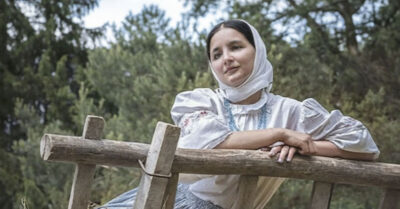 Она согласилась сократить путь через проклятый хутор, чтобы поскорее добраться до бабушки. И лишь когда телега сломалась посреди мёртвой деревни, а возница бесследно исчез вместе с лошадью — она поняла: дед Макар, который вёз её, уже двадцать лет как похоронен на этом самом погосте