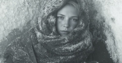 Ленинград, 1941. Замерзающая девушка теряет в осажденном городе последних родных — мать и ушедшего за хлебом брата. Годы спустя, среди послевоенных руин, случай дарит ей встречу с человеком, чья судьба непостижимым образом переплелась с её собственной, чтобы вернуть потерянное и открыть дверь в новую жизнь