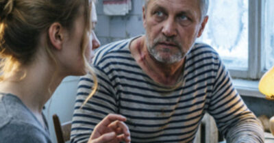 То, что услышала девушка, подкравшись ночью к двери спальни умирающего, заставило ее кровь застыть в жилах.  Последние слова старика открыли ей правду о людях, которых она считала самыми близкими… и эта правда ударила больнее предательства