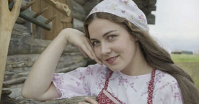 Всю жизнь Варвара Андреевна пыталась «вытравить» из дочери «деревенскую» кровь отца, считая её своим позором. А когда болезнь стерла всю её высокомерную натуру, за беспомощной старушкой стал ухаживать тот самый «деревенщина» — зять, которого она презирала. Чья любовь окажется сильнее: та, что требует идеала, или та, что принимает любым