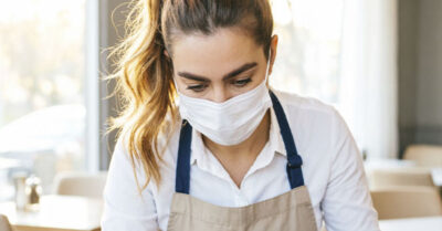 Ей было шестнадцать, когда она мыла полы за копейки, чтобы прокормить семью, и пряталась от домогательств хозяина. Однажды её уволят по ложному обвинению. Случайный автобусный билет с магическими цифрами приведет её в роскошный ресторан к мужчине, который станет для нее роднее отца