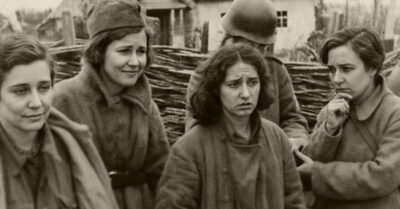 Холодный перрон 1943 года свёл двух одиноких женщин: продрогшую колхозницу и цыганку с ребёнком на руках. Одна хотела прогнать попрошайку, а вторая — увидела в её руке судьбу, которая перепишет всё военное лихолетье на любовь, которой хватит на двоих до самого последнего вздоха