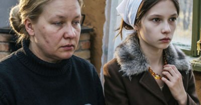 1929 год. Мать просит перед смертью посадить сирень. А сбежавшая дочка-красавица возвращается и привозит с собой не только городские манеры, но и порчу от лесной ведьмы. Она хочет отнять дом и мужа. Но почему тогда чахнет она сама? Леденящая душу история о том, что бумеранг судьбы бьёт без промаха, а сирень цветёт только на могилах прощённых