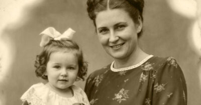 1941 год. Маленькая Настенька спросила мать, мучают ли сегодня бабку бесы. Мать побледнела, ведь никто не должен знать, что в дом пришёл чужак, а на шее девочки — старый крестик, который нельзя показывать