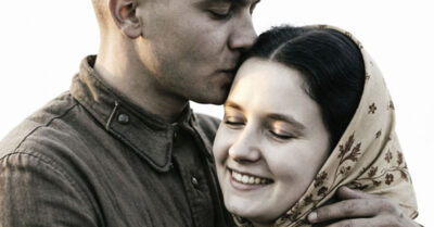 Она каждый вечер ставила на стол лишнюю тарелку – ждала мужа с войны, хотя его хоронили ещё зимой. А вернувшийся солдат принёс в дом не только надежду, но и такое предательство, о котором в деревне молчат до сих пор. Но самая страшная плата за этот грех придет через двадцать лет, когда её сын полюбит… и правда ударит наотмашь