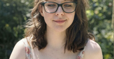 — Едут! Едут! Семилетняя Алёна пообещала брошенному жениху сестры, что вырастет и выйдет за него. Он рассмеялся и подарил ей серьги. Спустя двадцать лет она всё ещё носит их, когда на перроне её окликает незнакомый голос: «Алёна? Это ты?» — и рубины в ушах обжигают кожу