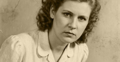 Она родила её в блокадном Ленинграде, под вой сирен, и в последний раз поцеловала крошечную ступню с тёмной меткой. А наутро отдала чужой женщине, чтобы спасти. Спустя 20 лет умирающая мать прошепчет старшей дочери страшную тайну: -Найди её. У неё родинка… Я помню