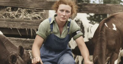 1975 г. «Необразованная деревенская ДУРЕХА» — тыкал носом и спрашивал, слышала ли я хоть что-то кроме гармошки в клубе. Потом залез к библиотекарше , забыв застегнуть ширинку, когда я застукала я ушла по ночному льду с чемоданом в руках — а вернулась с дипломом технолога и мужчиной, который целует меня в щёку и никогда не унижает