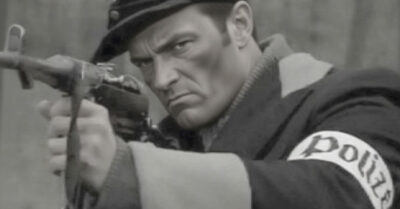 Полицай. Мой муж вернулся с войны героем — с медалями в кармане. Этот пень носил чёрную форму полицая и стрелял в наших детей, а не в немцев. Теперь он спит в сарае у своей любовницы, а я иду к нему с вилами и правдой