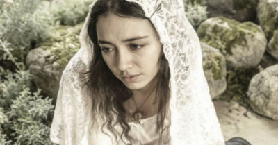 За месяц до свадьбы Лена узнала, что бабушка тяжело больна. В суете подготовки, скандалов с женихом и примерки платья она даже не подозревала, что подаренное бабушкой вязаное кружево — это не просто накидка. Это ниточка, которая в день торжества свяжет её с прошлым, разорвёт будущее и укажет единственно верный путь