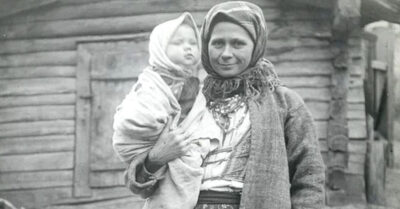 1943. Сплюнула в лицо любовнику-труса, забрала чужих сирот у умирающей матери-тирана и сожгла его жалкие мольбы о прощении прямо в печи, чтобы наконец начать жить своей, а не чужой судьбой
