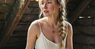 «СВЕКОР ОБЕСЧЕСТИЛ НЕВЕСТКУ?!» — орёт бабка на всю лавку. А я просто выхожу замуж за мужика, который тайно желал меня двадцать лет, пока его пьяный сынок травил мне жизнь