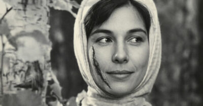 Она прятала шрам под платком, а душу — в вышивке рябины. Сестра называла её «негожей» и решила судьбу чужими руками: подложила фотографию в альбом, присушила к мужчине, которого та боялась