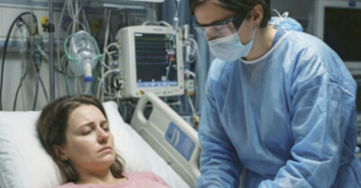 Акушерка приняла роды у закованной в наручники зэчки, а по шраму на ноге узнала в ней свою дочь, которую  украли 20 лет назад