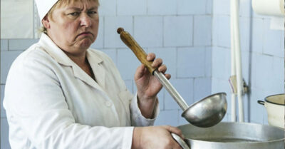 Она всю жизнь работала до кровавых мозолей и любила так, что прощала всё — даже ту, что выросла эгоисткой. А перед смертью оставила внучке не деньги, а родовую икону с жемчугом, похожим на застывшие слёзы. Но дочь иконы не сберегла — содрала жемчуг, чтобы сделать бусы, и в ту же ночь эти бусы стали её смертным ожерельем