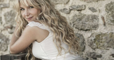 Она шла по заснеженному перрону с подарками для внучки, когда узнала в бездомном гармонисте у перехода того, кто разбил ей сердце четверть века назад. И в этот предновогодний вечер ей предстояло сделать выбор: пройти мимо призрака прошлого или заглянуть в глаза человеку, который когда-то едва не разрушил её жизнь, чтобы понять — настоящий подарок судьбы всё это время ждал её дома