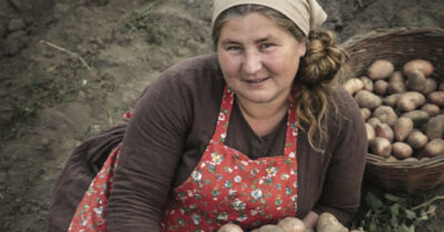 Она была огромной, как русская печь, и грубой, как мешок картошки. Он — щуплым «воробушком» с голосом чище родника. Шесть лет он считал себя её должником… пока не понял, что на самом деле связало их навсегда