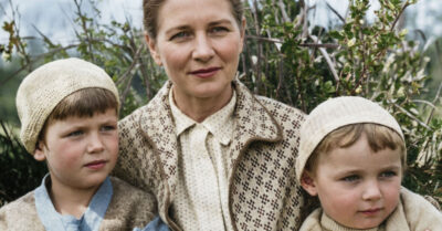 Знаете, что чувствует женщина, рубящая крест на могиле мужа, чтобы истопить печь для замерзающих внуков? А что чувствует её правнучка, которая спустя 70 лет случайно узнаёт, что едва не выбросила в помойку пелёнки, сшитые той самой незнакомкой для будущих детей лейтенанта? История о том, как одно неосторожное движение может оборвать нить, протянутую сквозь время