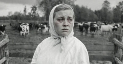 Сено украл — дочку отдай! — прошипел молодой председатель, а через неделю на всю деревню орало радио: война. Она боялась его как чумы, а он вернулся с фронта без руки и с глазами, в которых горела не власть, а голод — голод до её дыхания