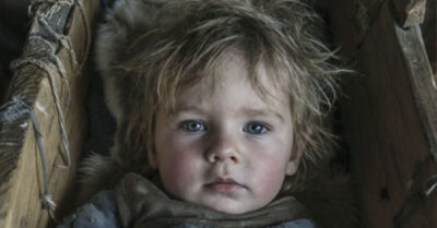 Ей запретили брать его на руки. Сказали: «Привыкнет, а потом ты уйдешь — и что?» Но когда она увидела этого малыша, который не плакал, потому что уже знал — бесполезно, она всё равно протянула руки. И в ту же секунду поняла: назад дороги нет