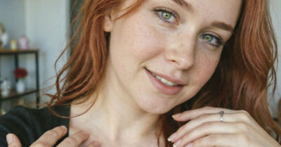 Семнадцатилетнюю Аню силком увозят из города, чтобы спасти от «опасной» любви. Она оставляет тайную записку под кирпичом, свято веря: он придёт за ней хоть на край света. Но проходит месяц, а тот, кого она ждёт, даже не ищет её — и тогда бабушка открывает внучке жестокий ритуал, как заставить сердце разлюбить навсегда