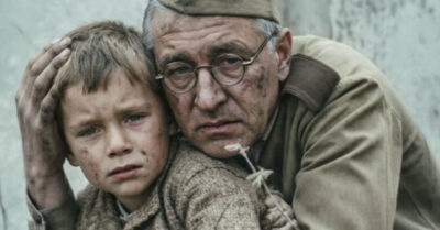 На пепелище разбитой деревни встретились шестилетний мальчик с ржавым осколком вместо игрушки и старый библиотекарь, у которого не осталось никого. Эта история о том, как двое случайных людей стали друг для друга всей вселенной, и как одна маленькая железка превратилась в символ мужества, спасший им жизнь