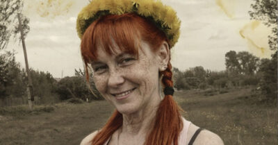 Она всю жизнь считала себя «рыжей страшилой» с паклей на голове и ненавидела своё отражение — пока в библиотеке не выронила чужие фотографии и не увидела на них девушку, от которой у самой сердце остановилось. Это была она — только глазами парня, который полгода тайно снимал её и ждал момента, чтобы сказать: «Твои веснушки — это звездная пыль»