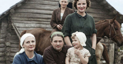 Он вернулся в родное село через пятнадцать лет, чтобы увидеть мать, — и опоздал ровно на месяц. Но в её доме его никто не ждал, а на пороге стояла женщина, которую он бросил, и парень, который вырос без него