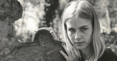 Она пришла на кладбище проститься с прошлым, а услышала шепот из-за кустов сирени. Там, у свежей могилы двадцатитрехлетней девушки, она встретила ту, чья боль была громче любых слов. Но самое страшное началось ночью, когда граница между мирами истончилась, и умершая сестра вернулась не за местью, а чтобы спасти тех, кого любила больше жизни