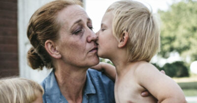 Она прижала к груди чужого ребёнка, чтобы спасти сестру. Четырнадцать лет она была мамой. Четырнадцать лет скрывала правду. Но однажды девочка узнала всё — не от неё, а от той, кто когда-то отказалась