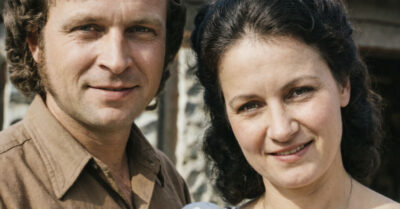 1961 год. Кочегар увидел её из окна паровоза — крошечную фигурку под старой сосной. Он нарушил все инструкции, спрыгнул с состава и пошел в лес, даже не подозревая, что спасает не просто ребенка, а свою собственную душу