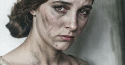 Я выжила в тайге с тремя сбежавшими зэками. Они думали, что, связав мне руки, сломают меня, но не учли, что вдова с разбитым сердцем страшнее голодной медведицы