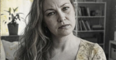 Она дрожала от страха перед визитом «городских» сватов, пряча самую дорогую часть своей жизни — пожилую мать — в дальней комнате, боясь её «неидеальности». Но то, что произошло, когда гости переступили порог, перевернуло всё: вместо осуждения она получила подарок, который заставил плакать от счастья даже видавших виды мужчин