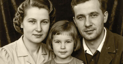 В октябре 1942-го она потеряла всё: дом, семью и мужа, который «полюбил другую» на войне. Спасая её и новорождённого сына, свекровь увезла их в глухую деревню. Десять лет Агафья училась жить заново, вышла за брата погибшего мужа и родила дочь. Но однажды утром тот, кого она похоронила заживо, постучал в её дверь — с правдой, которая расколет тихую жизнь на «до» и «после