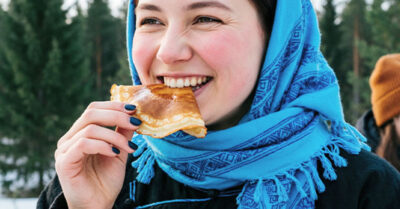 Её называли «Растрёпой» и смеялись над её старыми валенками, но именно эта девочка в лютый мороз рискнула жизнью, чтобы передать через форточку больному однокласснику чудодейственный блинный торт. Спустя восемнадцать лет забытый жест бескорыстной доброты вернулся к ней невероятным образом, навсегда изменив судьбу не только её самой, но и всего маленького городка