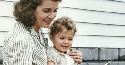 Она пришла в этот двор чужой женщиной, нанятой за деньги, чтобы приглядывать за маленьким мальчиком. Но шли годы, и сквозь быт, пирожки и тихие вечера она незаметно для всех стала тем, кем не стала по крови — настоящей матерью. Это история о том, как сердце, которому не дали своих детей, вырастило семью вокруг себя