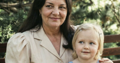 Она думала, что худшее уже случилось — муж ушёл к молодой. Но когда его любовница погибла в автокатастрофе, а в её квартире поселился призрак прошлого, женщина поняла: настоящий кошмар только начинается. Пока профессор лежит в коме, кто-то тайно проникает в дом по ночам, и однажды она найдёт в своей ванной чужую девочку-подростка, которая расскажет правду, способную разрушить всё, что она знала о своей семье