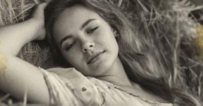 Местный мачо хотел затащить красавицу на сеновал с помощью черного колдовства, но его план обернулся самым пошлым кошмаром в истории деревни, когда он «причесал» не ту женщину. Вместо страстной любви его настигла бешеная старуха с двумя зубами