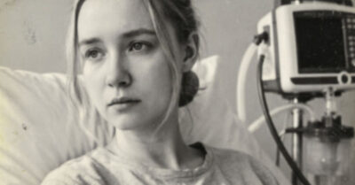 «Мне нельзя умирать. У меня ипотека и сын». Она вышла из супермаркета с двумя тяжеленными пакетами, а через час лежала на больничной койке с ощущением странного, эгоистичного счастья. Потому что там, на лестнице, её настигло прозрение: быть «удобной» для всех — значит убивать себя по кусочкам