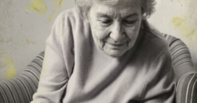 Она доедала кашу из миски, с которой позавтракали коты — потому что другой еды у 89-летней Клавдии Степановны просто не было. Но через месяц старая юристка нашла квартиру, которую у неё украли 20 лет назад, и теперь Клавдия Степановна едет забирать из конуры единственное существо, которое ждало её всё это время — слепую собаку Беллу