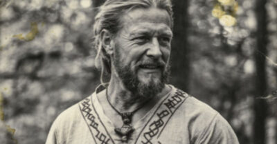 Он думал, что его дом сгорел дотла… 15 лет он жил с этой болью, пока случайная встреча не перевернула всё с ног на голову. Вернувшись в деревню, чтобы поставить точку, он вдруг понял: судьба только начинается. Там, где пепелище, его ждала не просто старая усадьба — а новая жизнь, новый дом и та самая любовь, которую он уже не смел искать